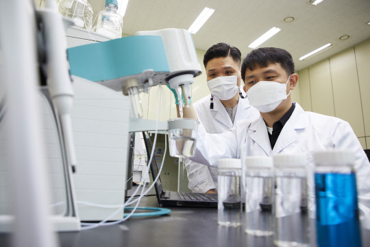 이민형(왼쪽) 생기원 박사(왼쪽) 연구팀은 세계 최고 수준의 평탄도를 지닌 '반도체용 구리 도금액'을 개발했다. 생기원 제공